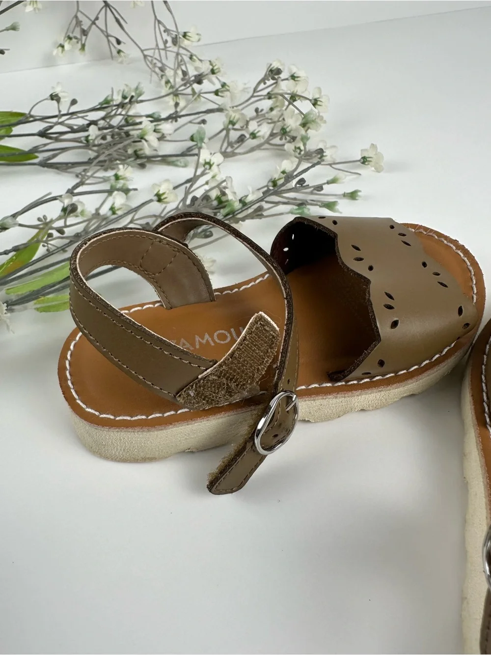 L’Amour Girls Taupe Sandals Size 8 – Scalloped Cutout Detail
